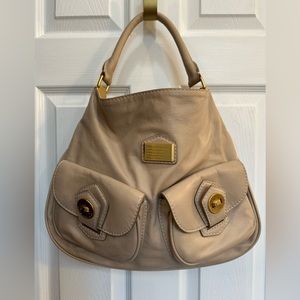 Marc Jacobs beige leather hobo bag with gold hardware. Excellent condition!